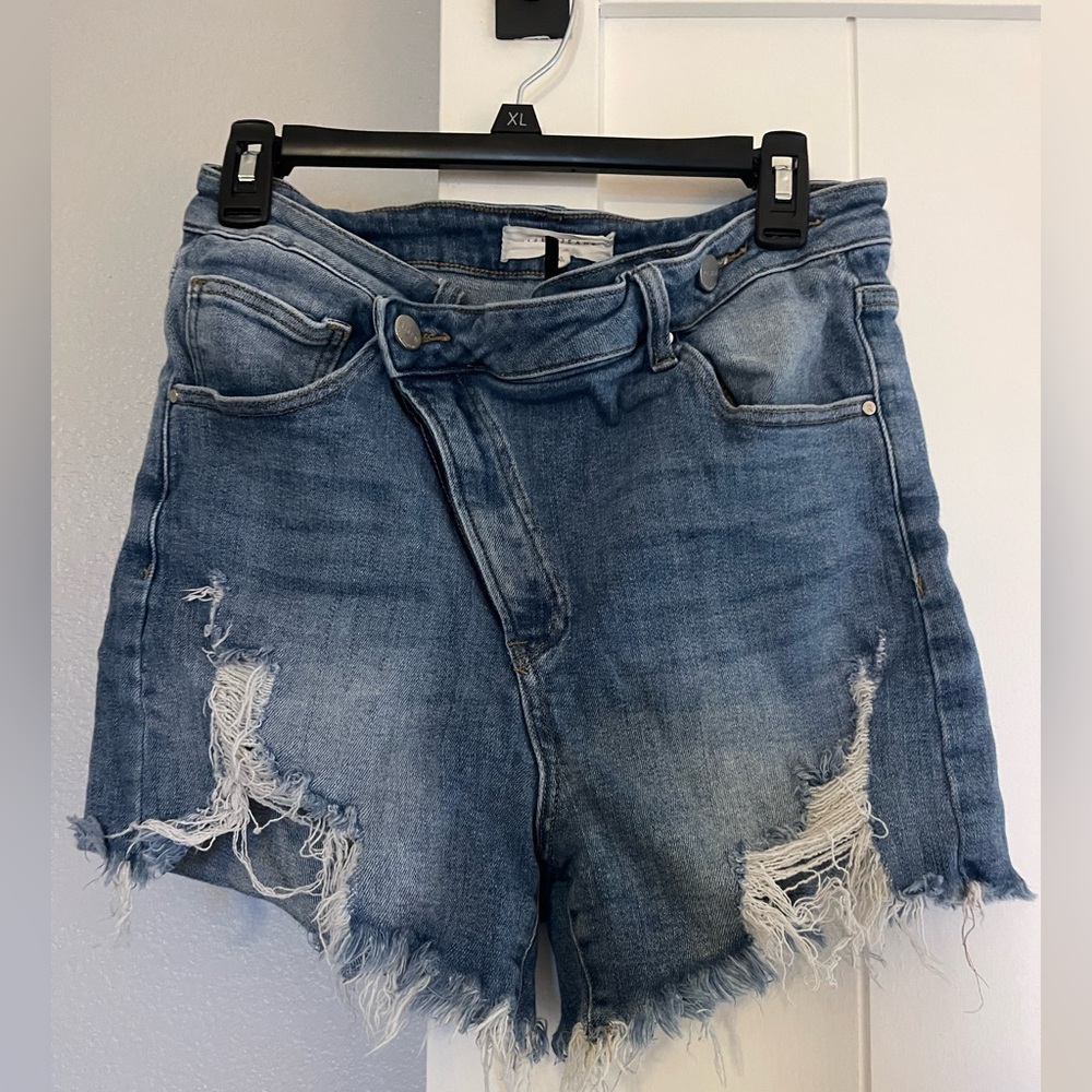 Risen denim shorts